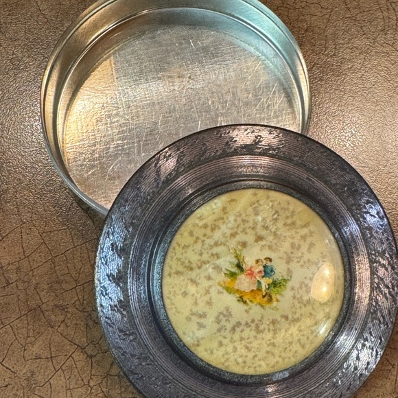 Tin Powder Container - Picture 4 of 6